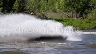 河上的喷气式滑雪板。 溅起的飞散开来..
